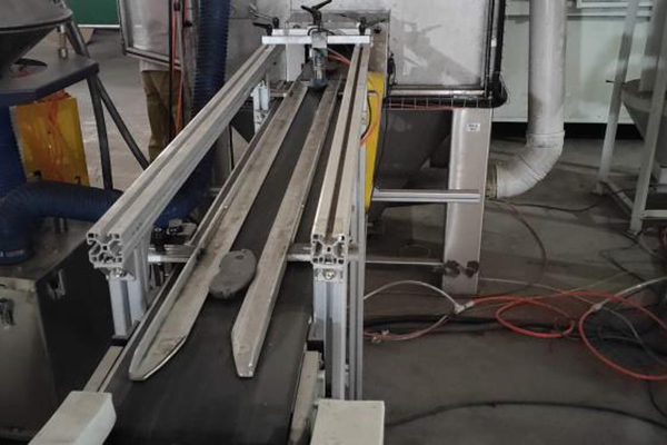 Utveckling och trender för automatisering av bromsbelägg fabriksmaskiner